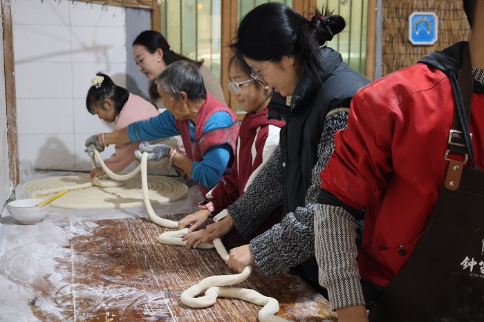 成绵管理处开展“面香润初心·团情系非遗”主题团日活动 (2).JPG