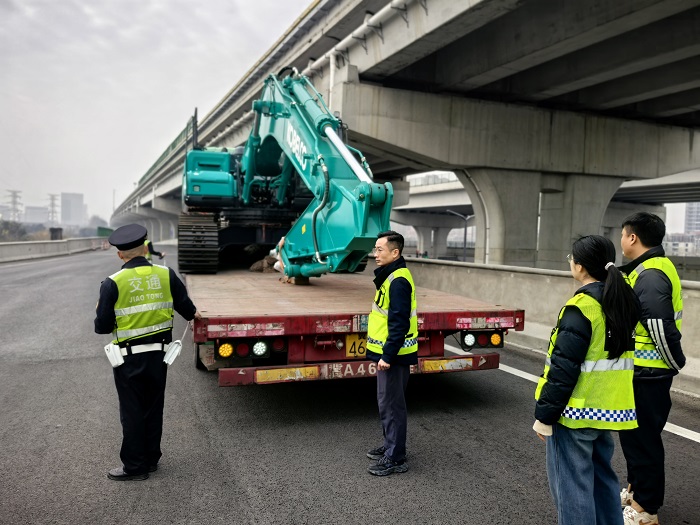 成绵管理处“一路四方”联动 重拳整治货车违规过称装载行为.jpg