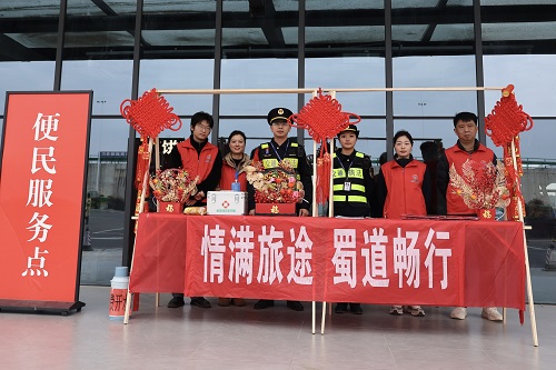 成绵管理处开展“寻找常旅客 暖行伴你归”志愿服务活动 (1).jpg