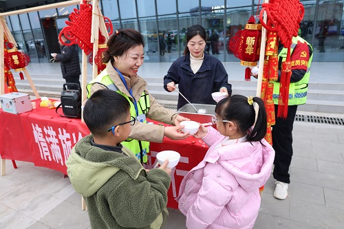 成绵管理处开展“寻找常旅客 暖行伴你归”志愿服务活动 (4).JPG