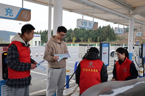 成绵管理处开展“寻找常旅客 暖行伴你归”志愿服务活动 (3).jpg