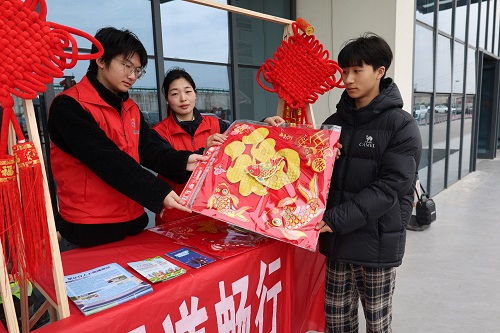 成绵管理处开展“寻找常旅客 暖行伴你归”志愿服务活动 (2).jpg