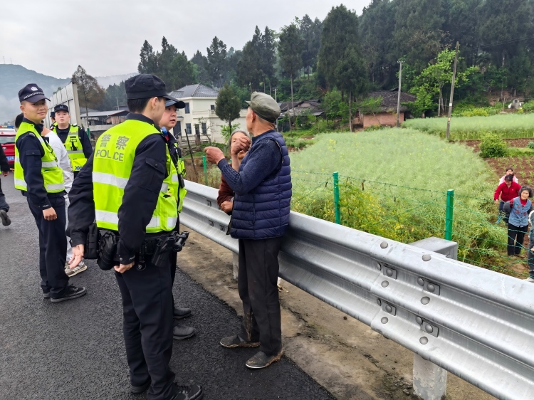 高速公安、路产管护大队现场处置拦车人员(1).jpg