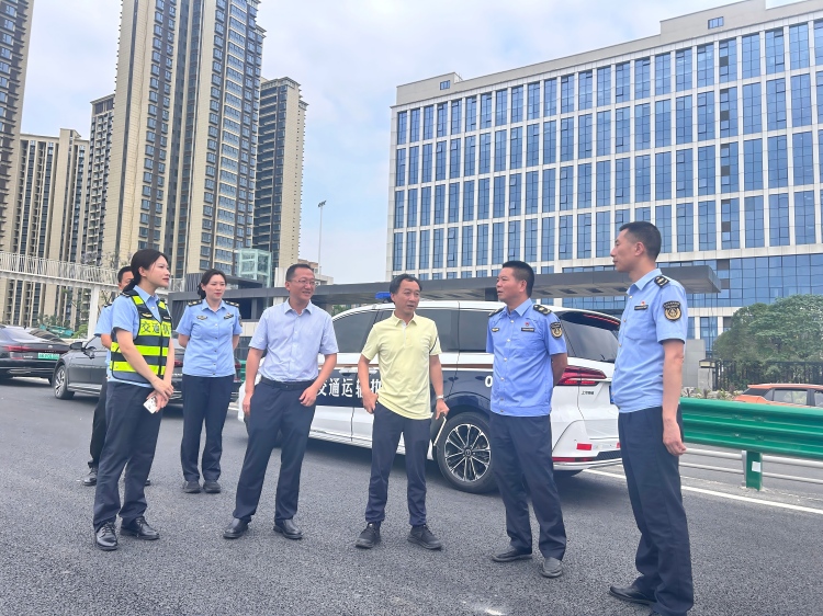 5.21+成都收费站+四川省交通运输综合行政执法总队（厅高管局）副总队长（副局长）吴晨一行莅临成都收费站检查指导工作(1).jpg