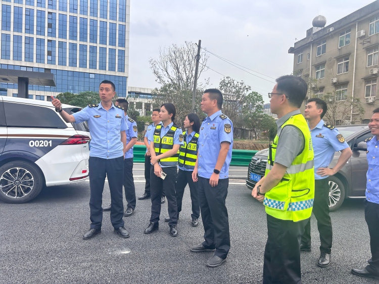 5.21+成都收费站+四川省交通运输综合行政执法总队（厅高管局）副总队长（副局长）吴晨一行莅临成都收费站检查指导工作 (2)(1).jpg
