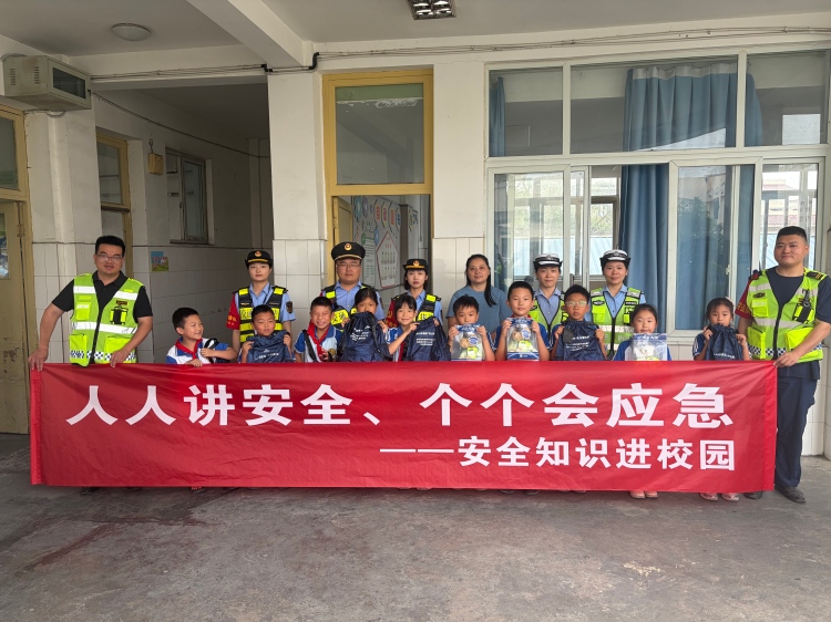 安全月联合宣讲进校园 织密成绵苍巴高速安全防护网(1).jpg